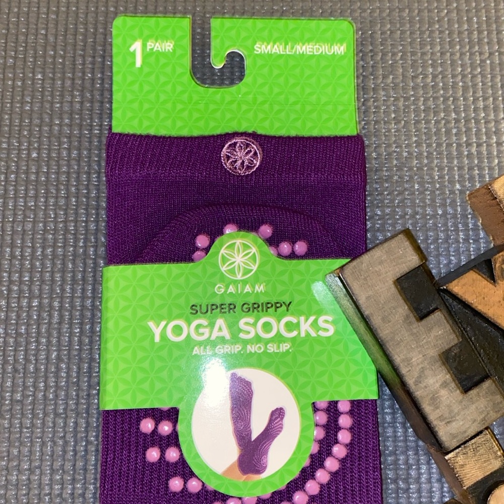 🆕🧘♀️GAIAM Women’s Super Grippy Yoga Socks in Purple - Picture 8 of 10